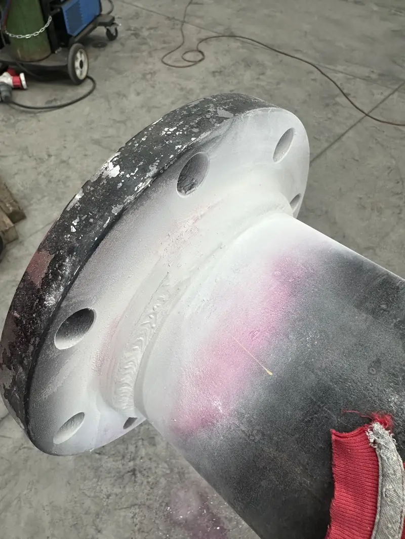 Detalle de una brida soldada, en preparación de superficie