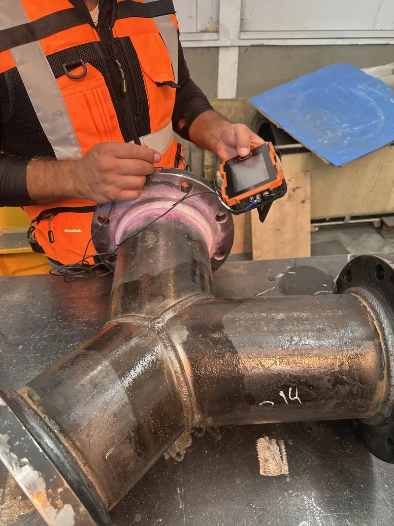 Técnico registrando una inspección con cámara de video
